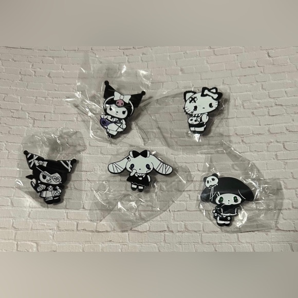 New! Sanrio Halloween Hello Kitty and Friends Enamel Pin Set of 5 - Picture 2 of 2